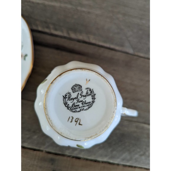 Vintage Royal Grafton Fine Bone China Teacup and Saucer Made in England - Picture 5 of 6